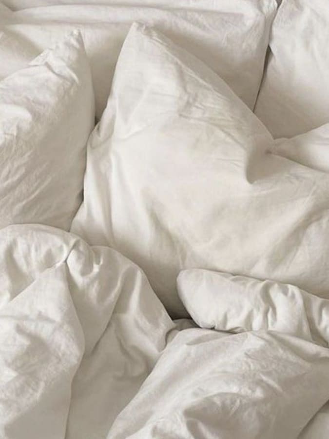 Sábanas y almohadas blancas, recién usadas.