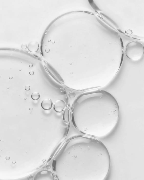 Burbujas transparentes de una textura ligera sobre fondo blanco.