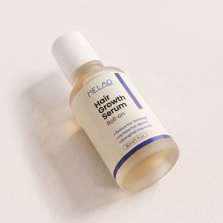 MELAO Hair Growth Serum Roll-On sobre fondo beige.