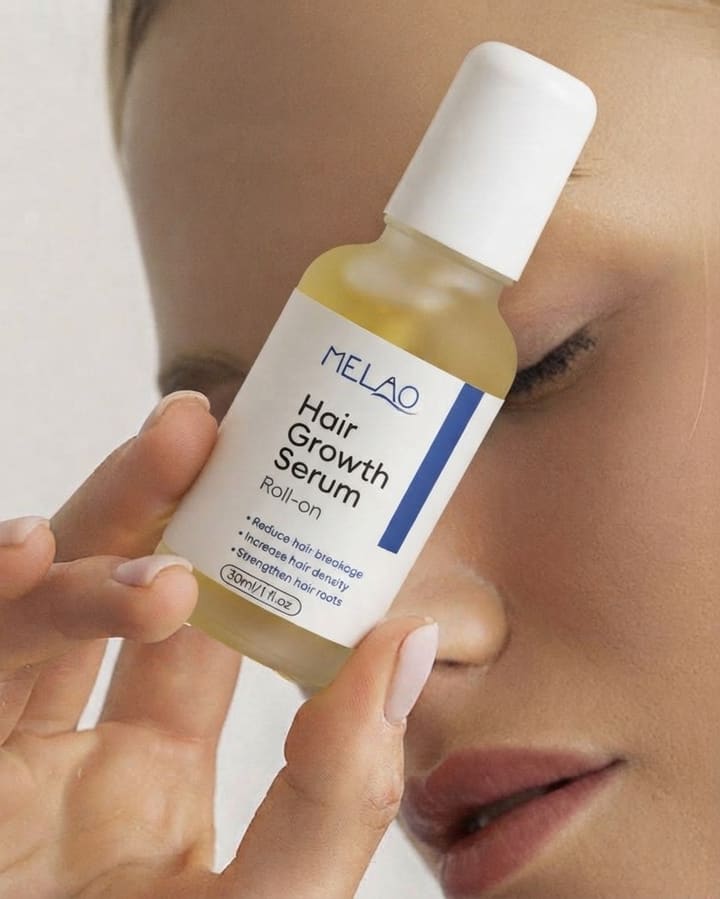 Una mano sostiene el roll-on MELAO junto al rostro.